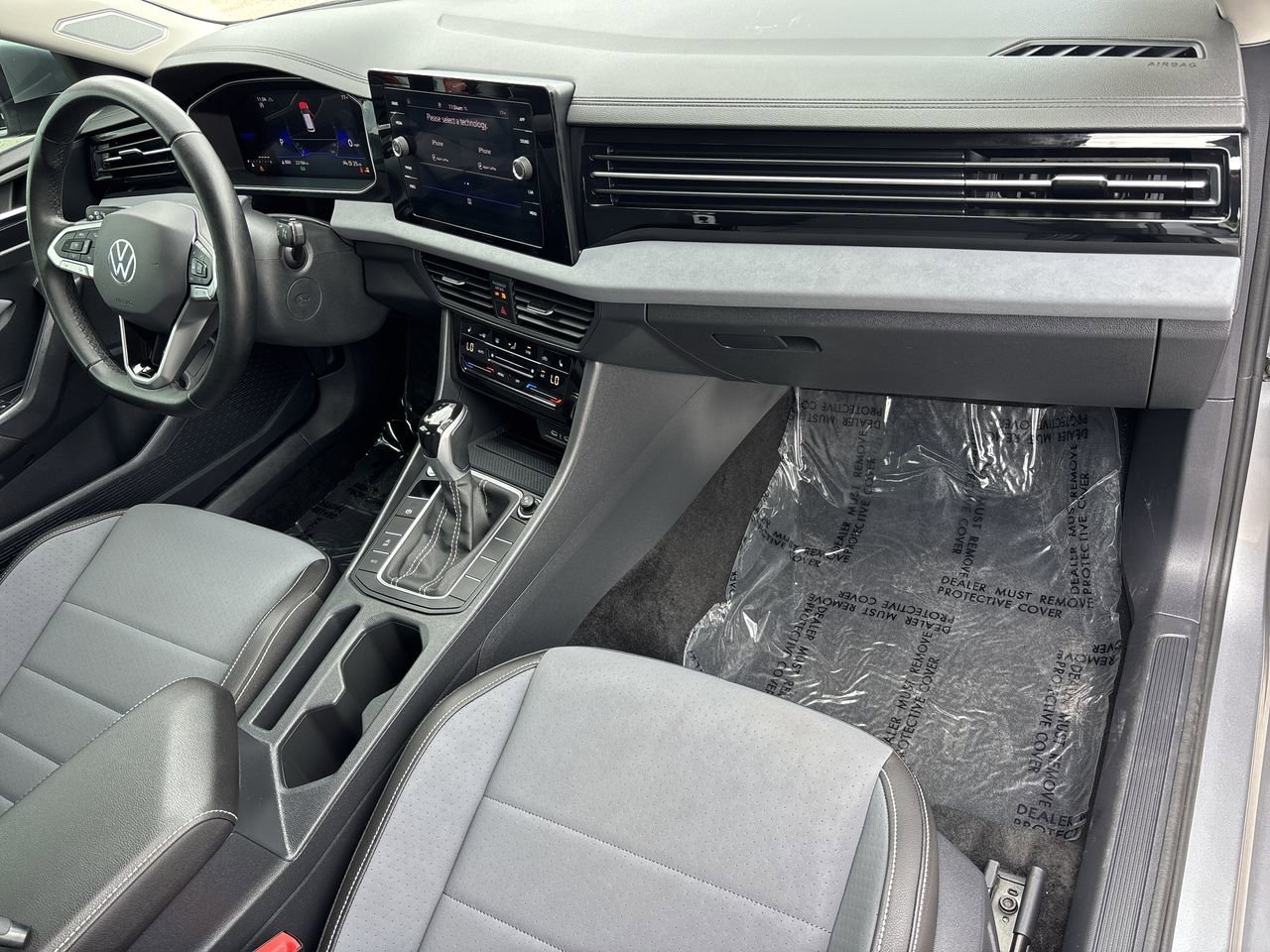 Used 2025 Volkswagen Jetta SE FWD image 9
