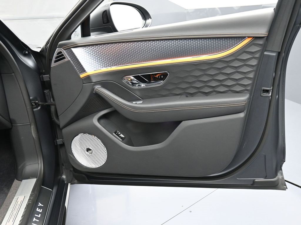 Used 2025 Bentley Flying Spur Plug-In Hybrid image 32