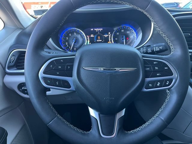Used 2022 Chrysler Pacifica Touring-L FWD image 25