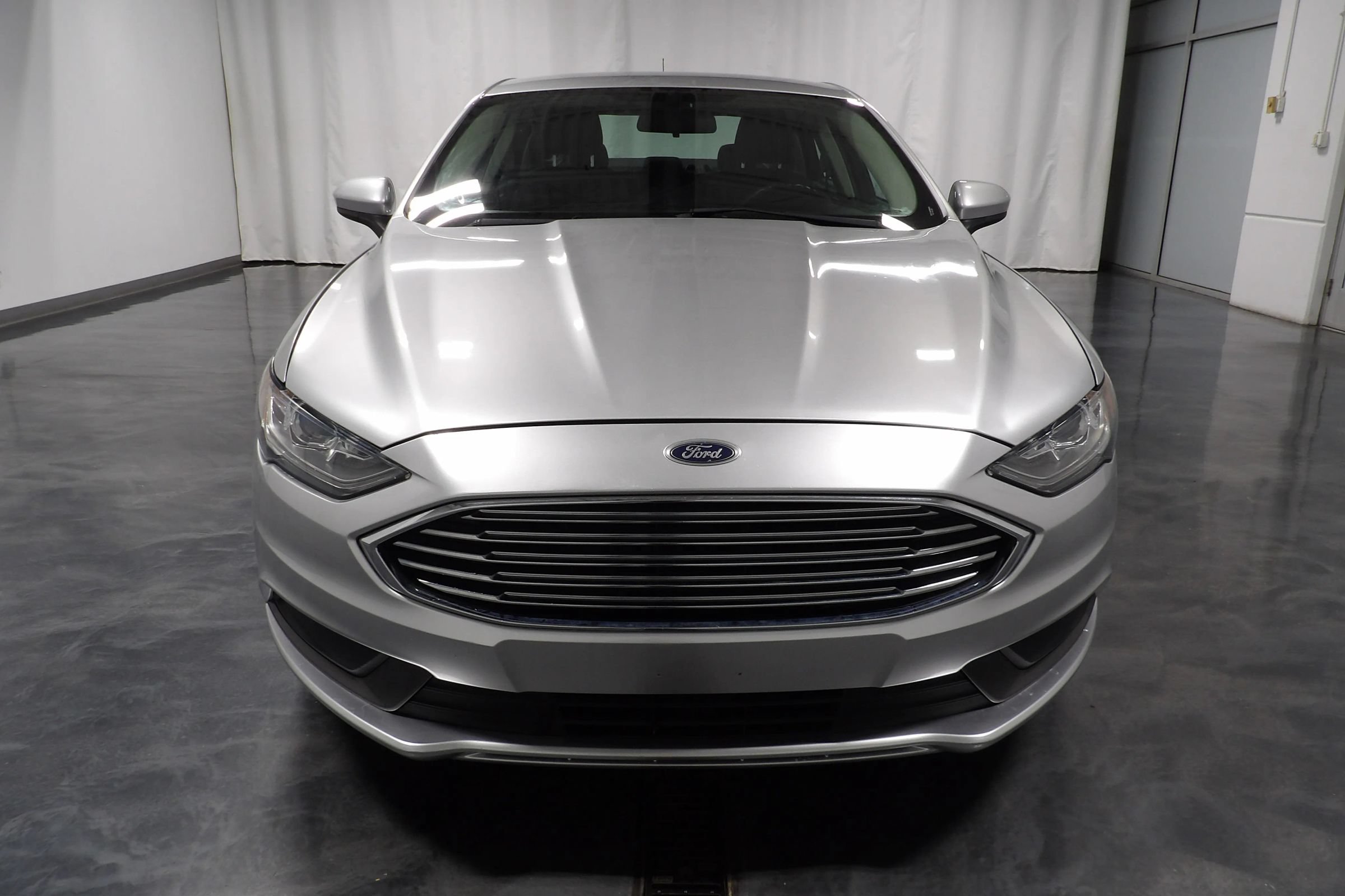 Used 2018 Ford Fusion SE FWD image 2