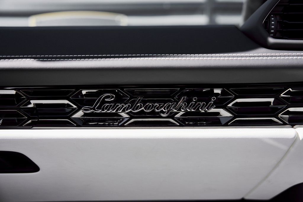 Used 2024 Lamborghini Huracan EVO image 43