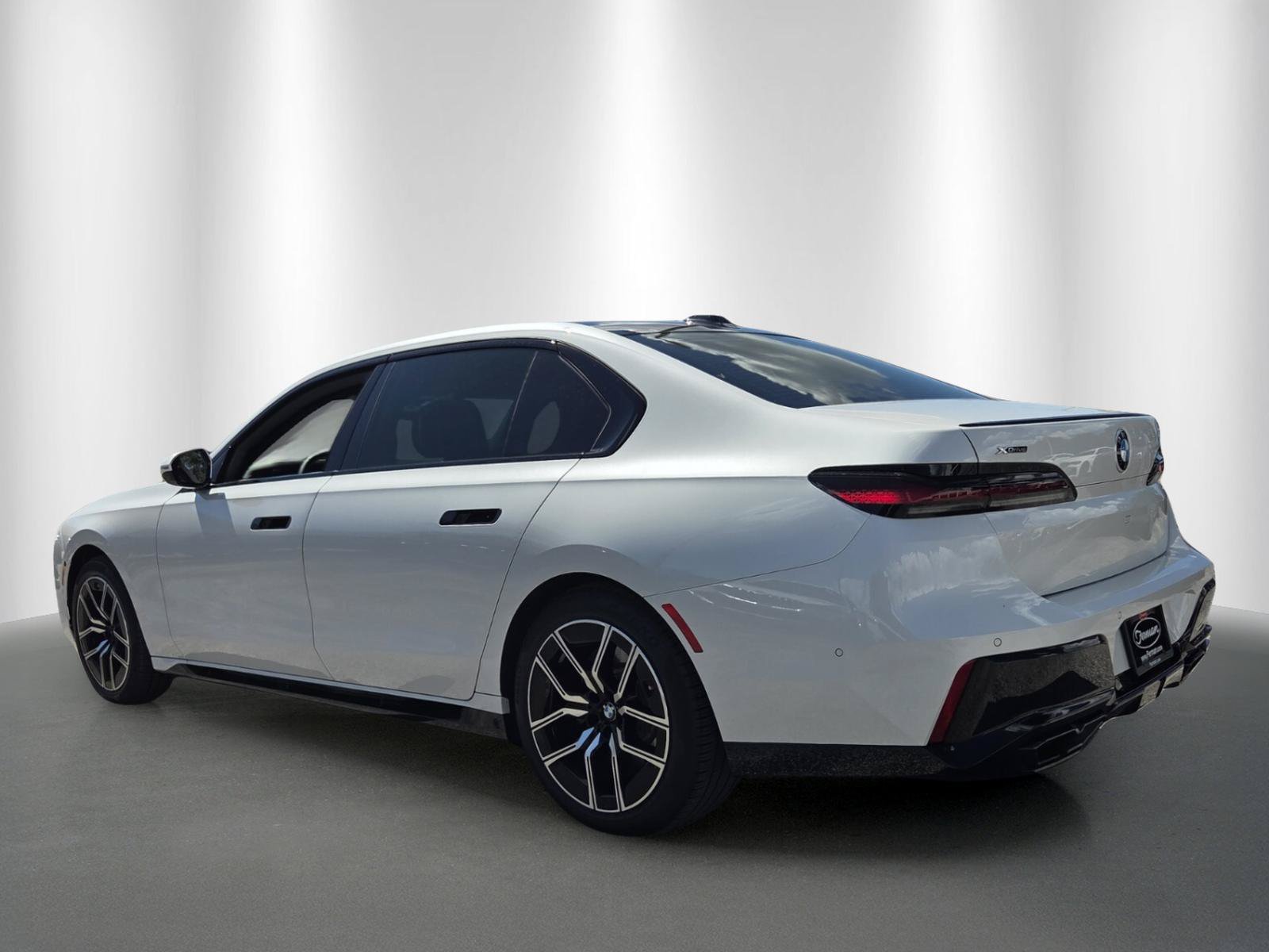 Certified 2026 BMW 760i xDrive w/ Executive Package AWD/4WD image 5