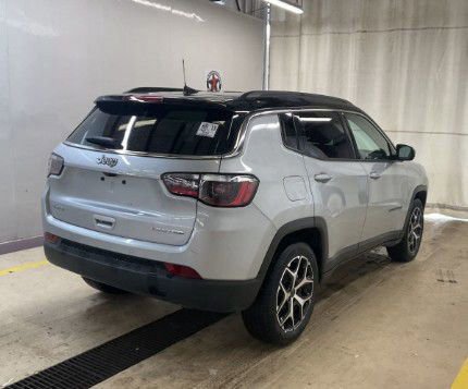 Used 2025 Jeep Compass Limited AWD/4WD image 3