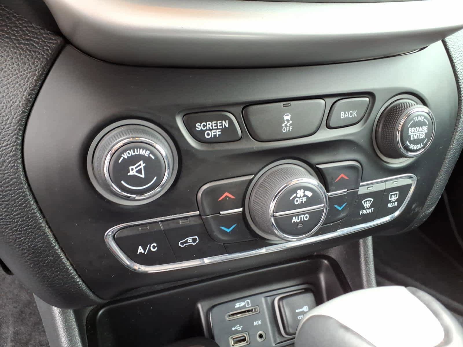 Used 2014 Jeep Cherokee Trailhawk w/ Technology Group image 15