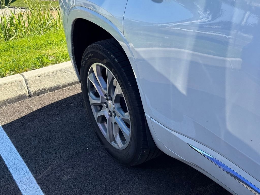Used 2018 Chevrolet Traverse Premier w/ Driver Confidence II Package FWD image 12