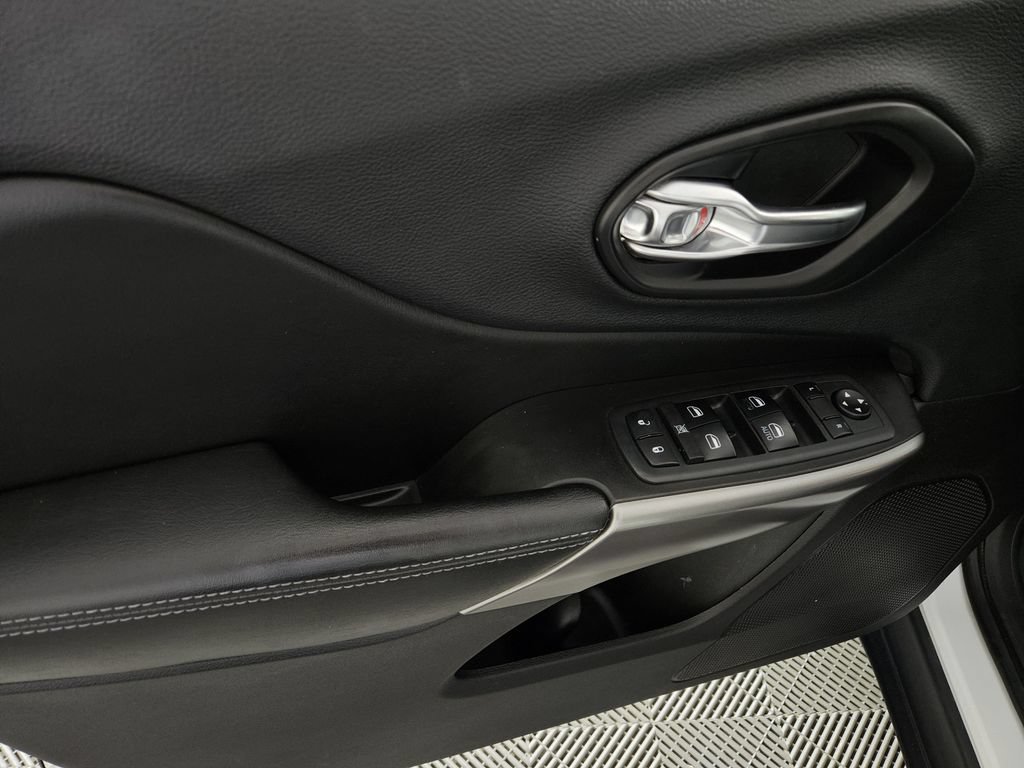 Used 2019 Jeep Cherokee Latitude Plus FWD image 24