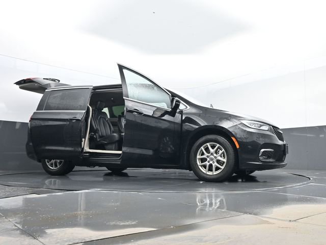 Used 2024 Chrysler Pacifica Touring-L image 34