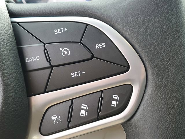 Used 2023 Chrysler Pacifica Touring-L FWD image 11