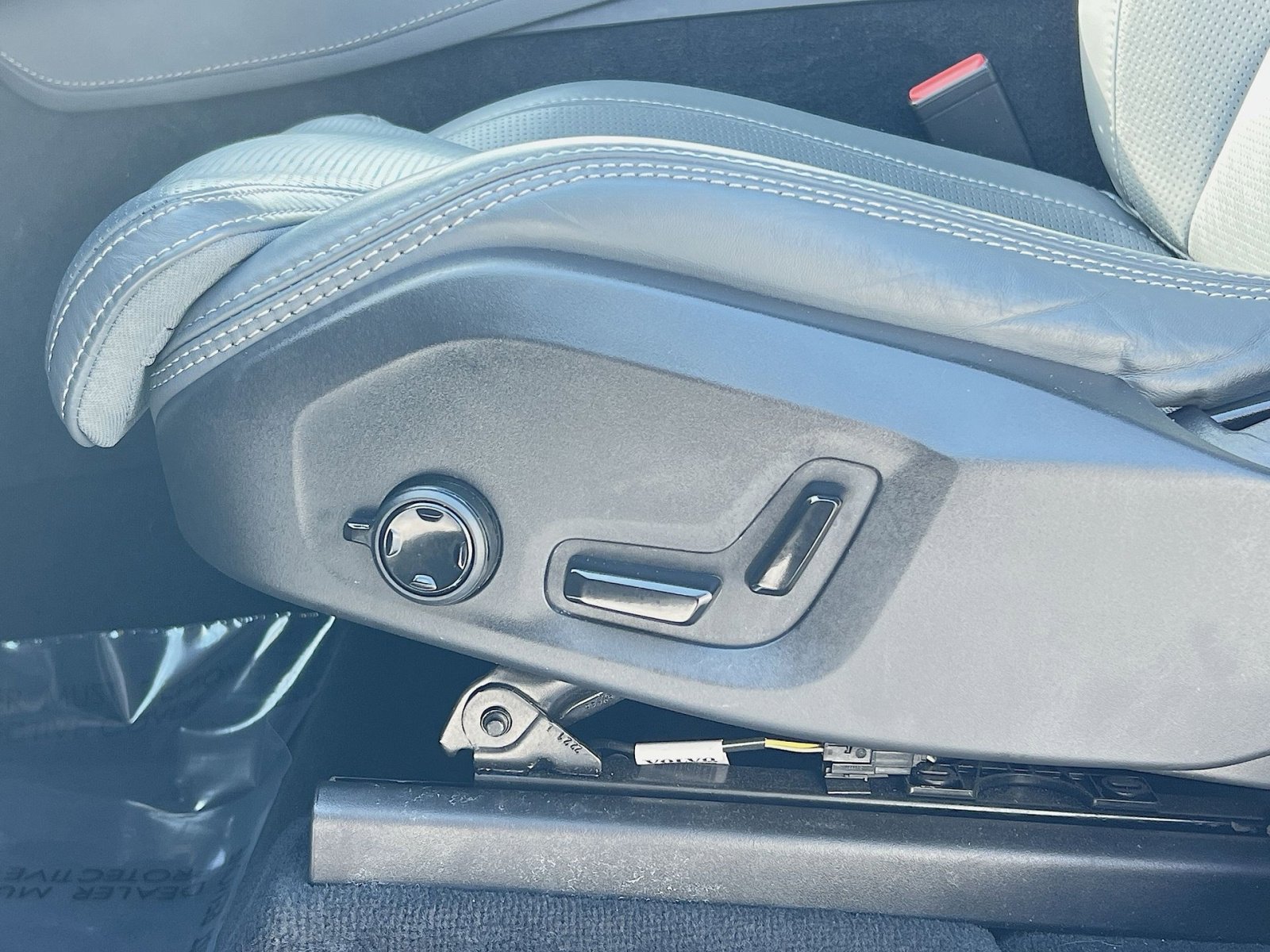 Used 2023 Volvo XC90 B6 Ultimate w/ Protection Package Premier image 14