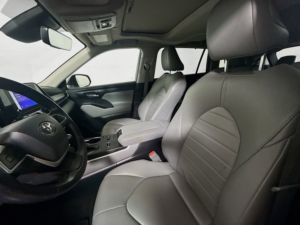 Used 2023 Toyota Highlander XLE AWD/4WD image 20