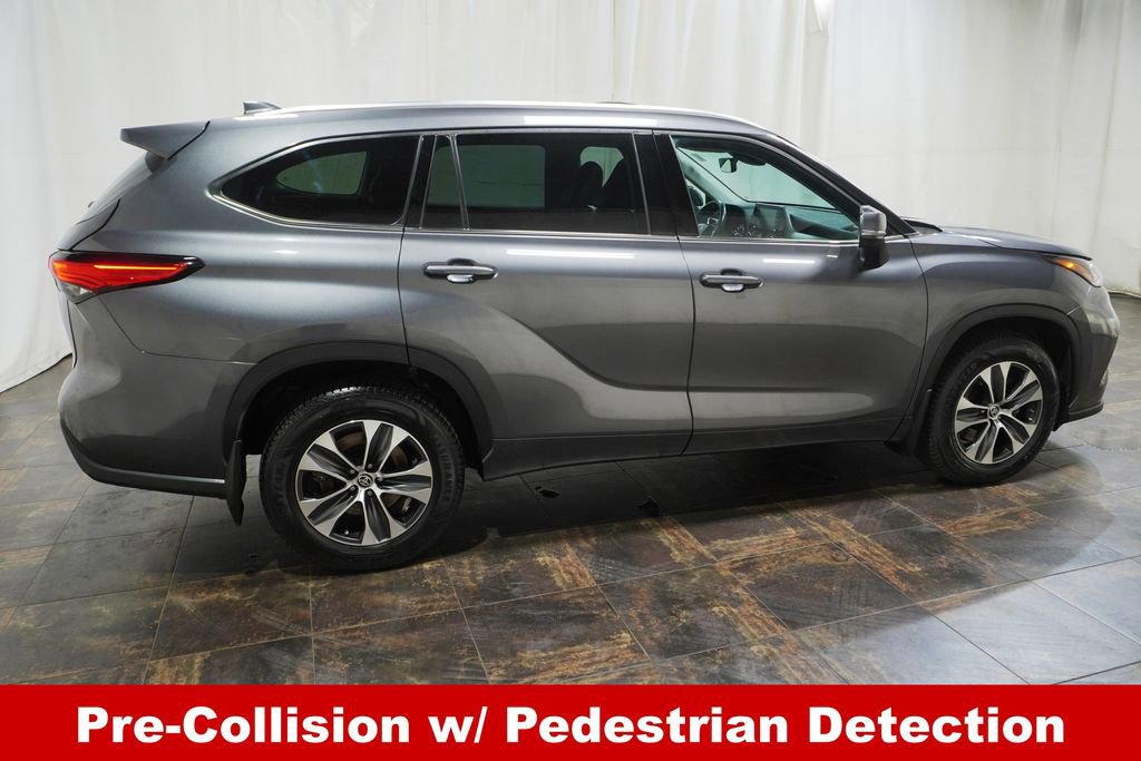 Used 2021 Toyota Highlander XLE AWD/4WD image 4