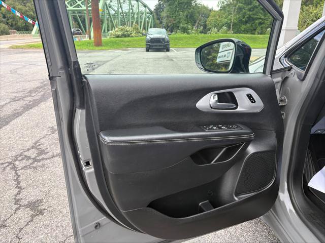 Certified 2025 Chrysler Pacifica Limited FWD image 17