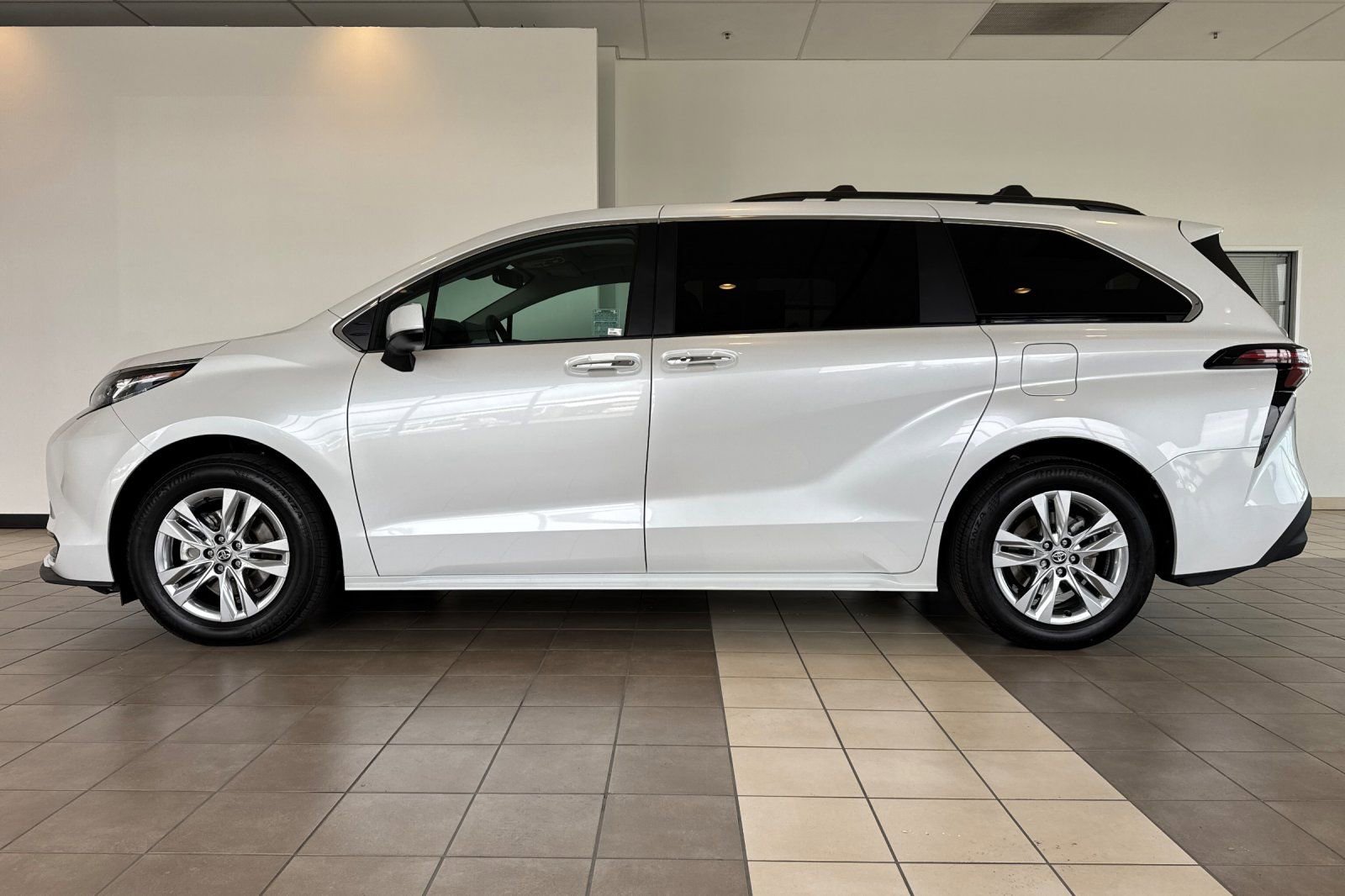 Certified 2026 Toyota Sienna XLE AWD/4WD image 7