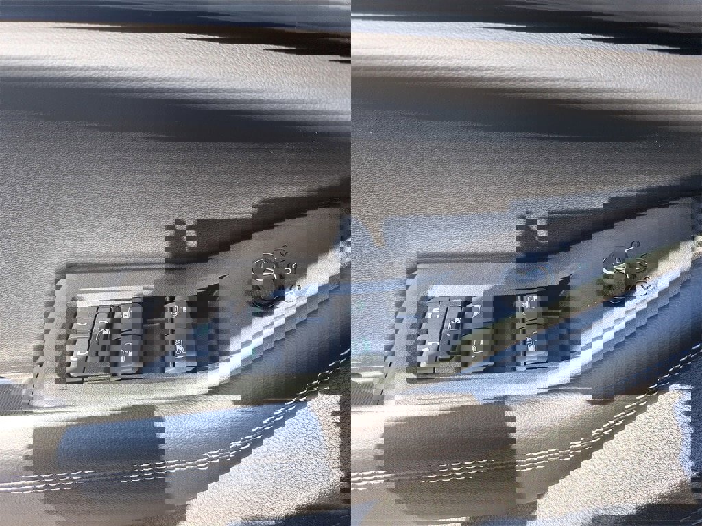 New 2025 Jeep Grand Cherokee Altitude image 27