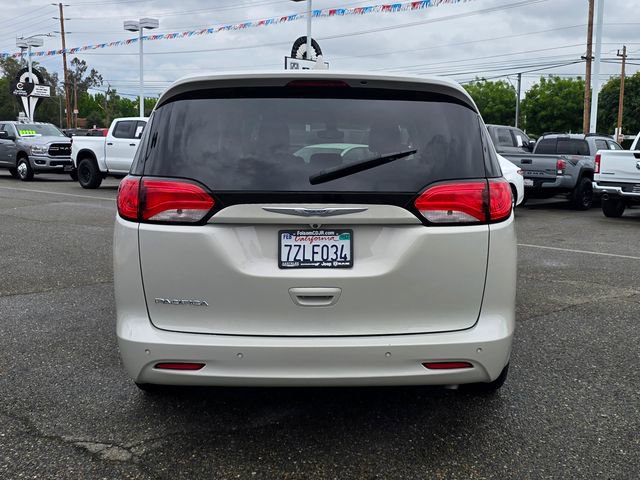 Used 2017 Chrysler Pacifica Touring w/ Tire & Wheel Group FWD image 5