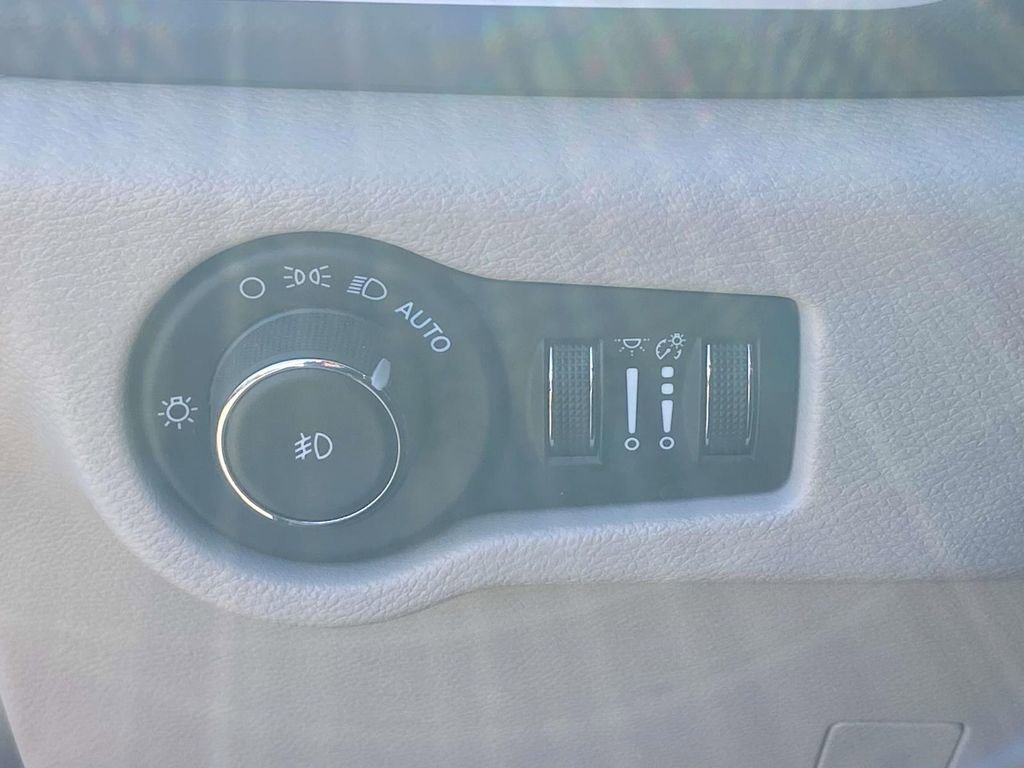 Used 2024 Chrysler Pacifica Touring-L image 19