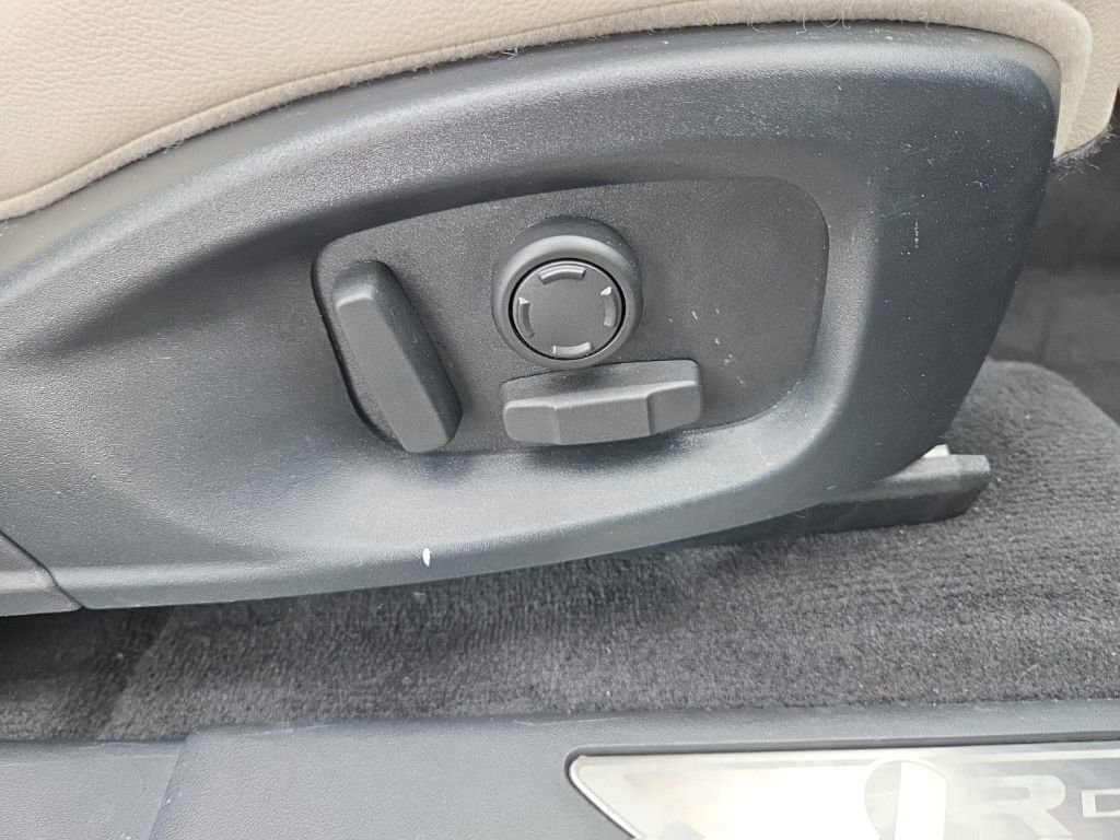 Used 2019 Jaguar E-PACE R-Dynamic SE image 26