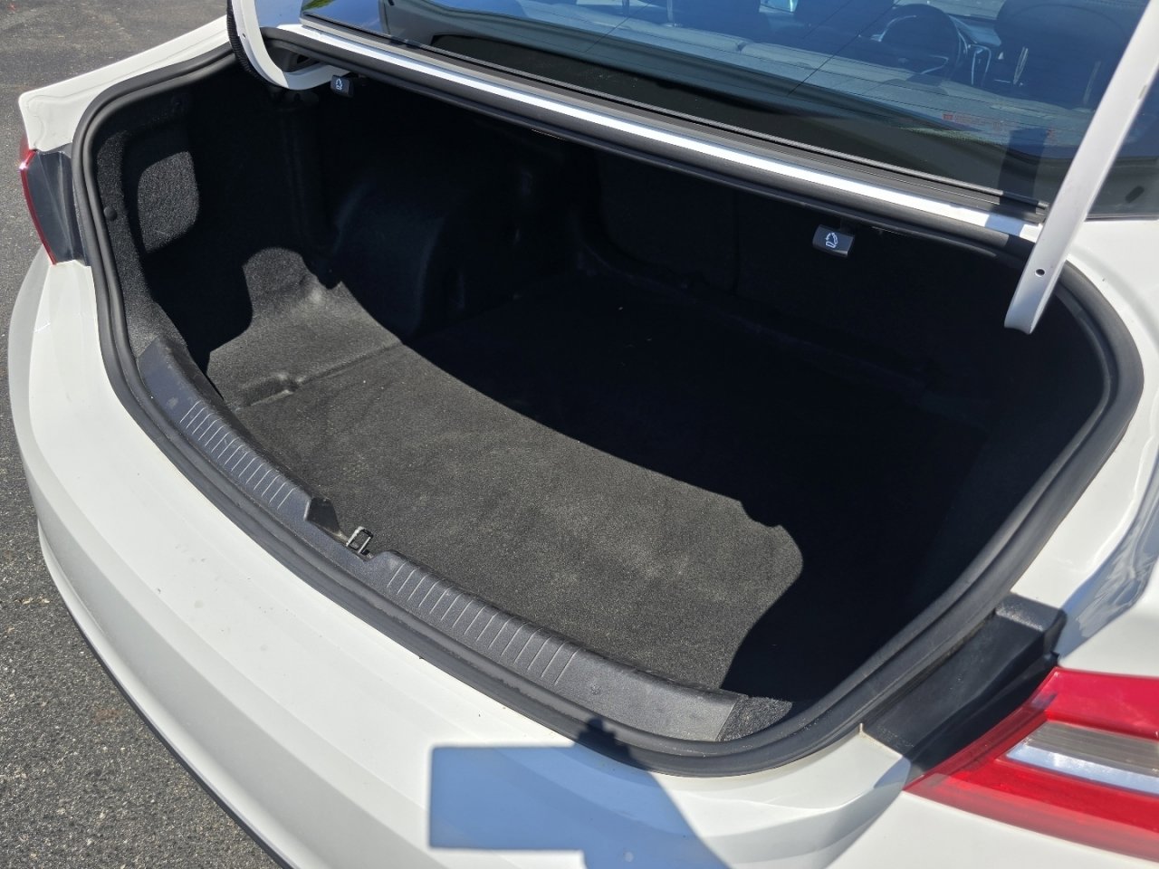 Used 2018 Chevrolet Malibu LT w/ Sport Package FWD image 16