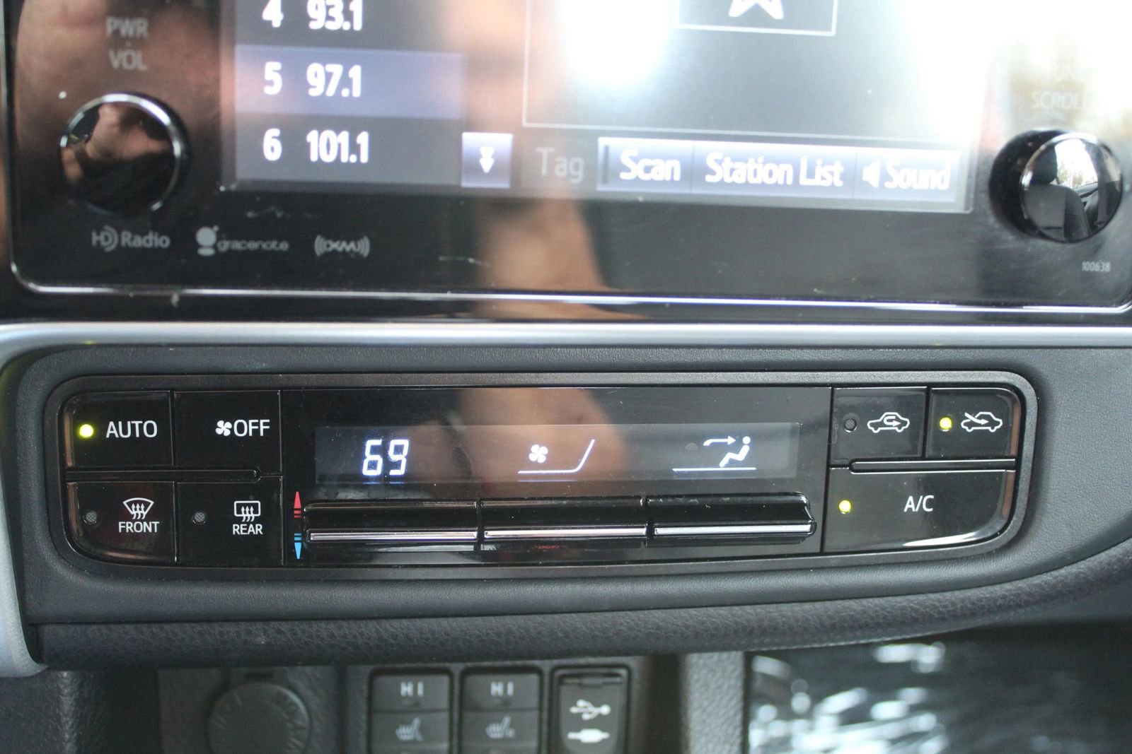 Used 2018 Toyota Corolla XLE w/ Carpet Mat Package (TMS) FWD image 22