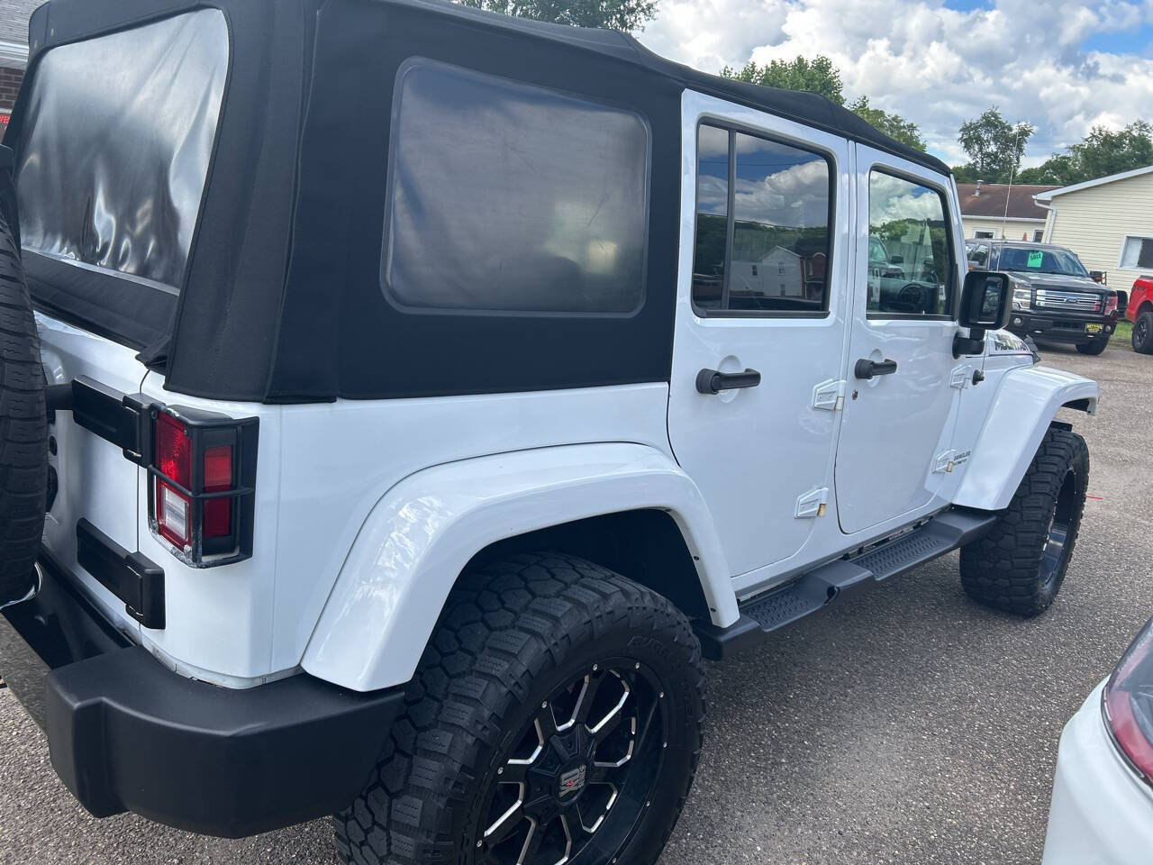 Used 2017 Jeep Wrangler Unlimited Sahara AWD/4WD image 5