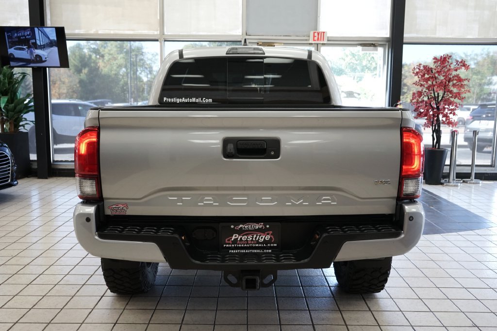 Used 2018 Toyota Tacoma TRD Off-Road w/ Technology Package AWD/4WD image 15