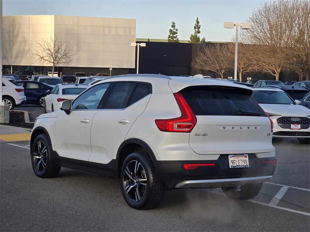 Used 2023 Volvo XC40 B5 Plus image 6