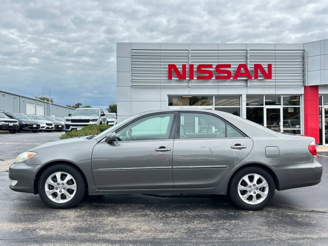 Used 2005 Toyota Camry XLE w/ VSC & Side Airbag Pkg FWD image 2