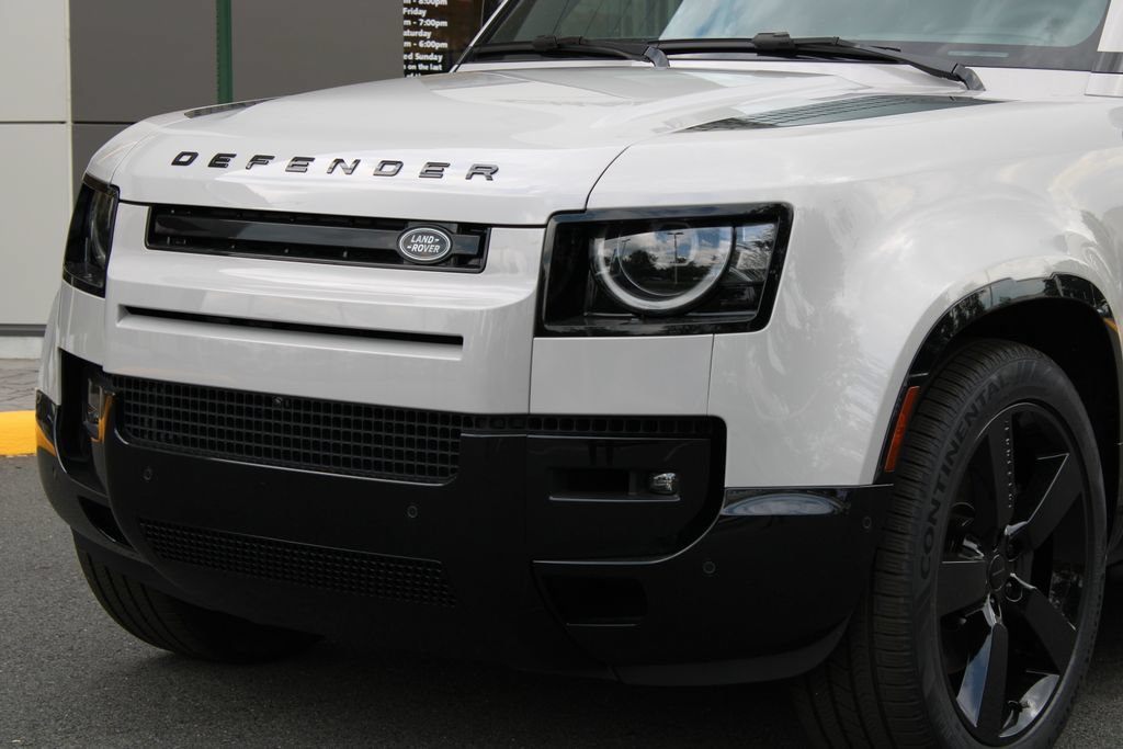 New 2026 Land Rover Defender 130 X-Dynamic SE AWD/4WD image 3