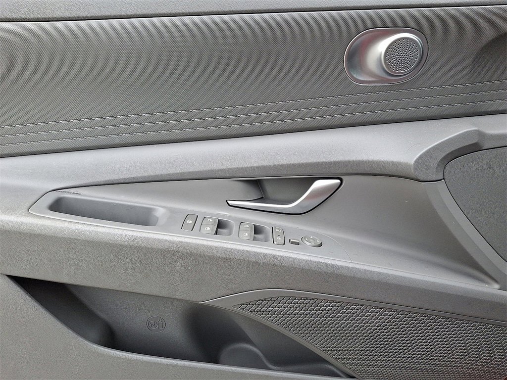 Used 2023 Hyundai Elantra SEL image 13