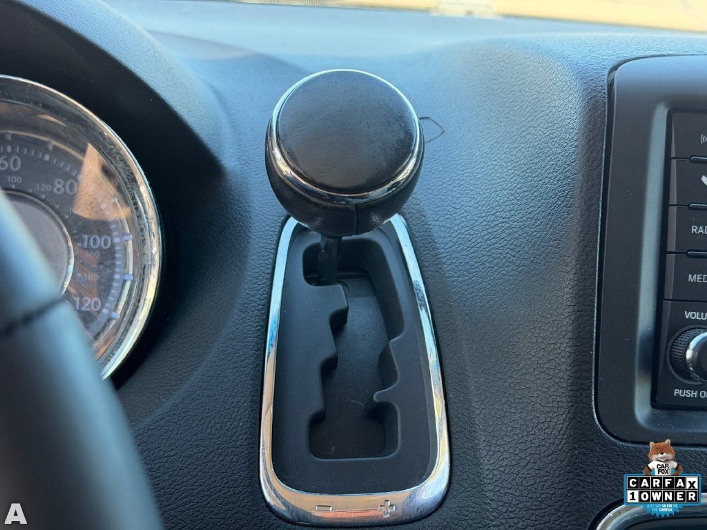 Used 2014 Chrysler Town & Country Touring FWD image 28