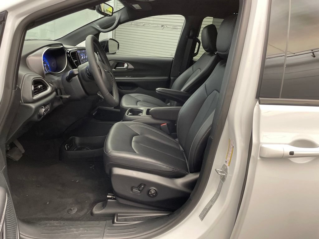 New 2026 Chrysler Pacifica Select FWD image 15