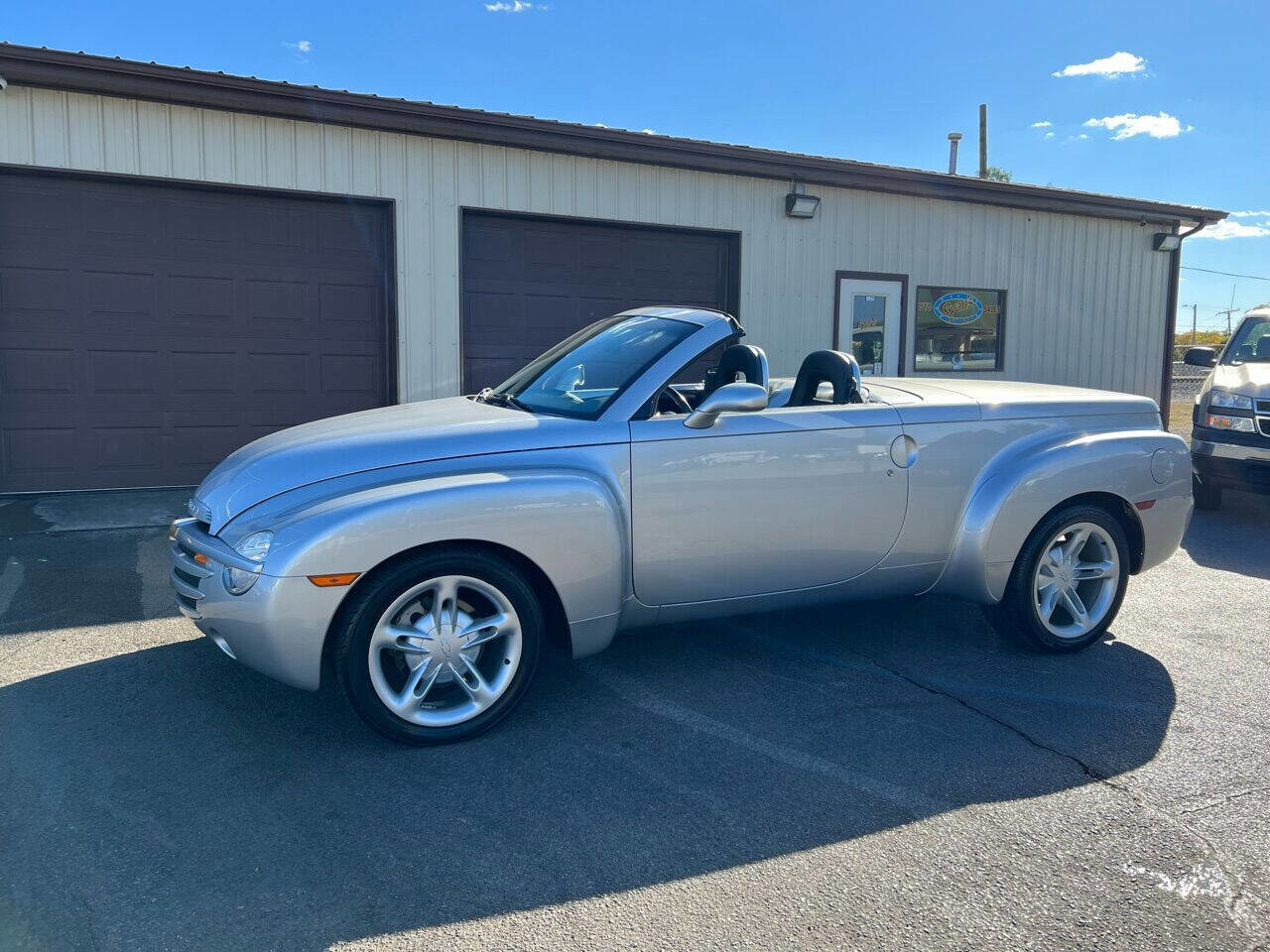 Used 2004 Chevrolet SSR w/ Preferred Equipment Group RWD image 1