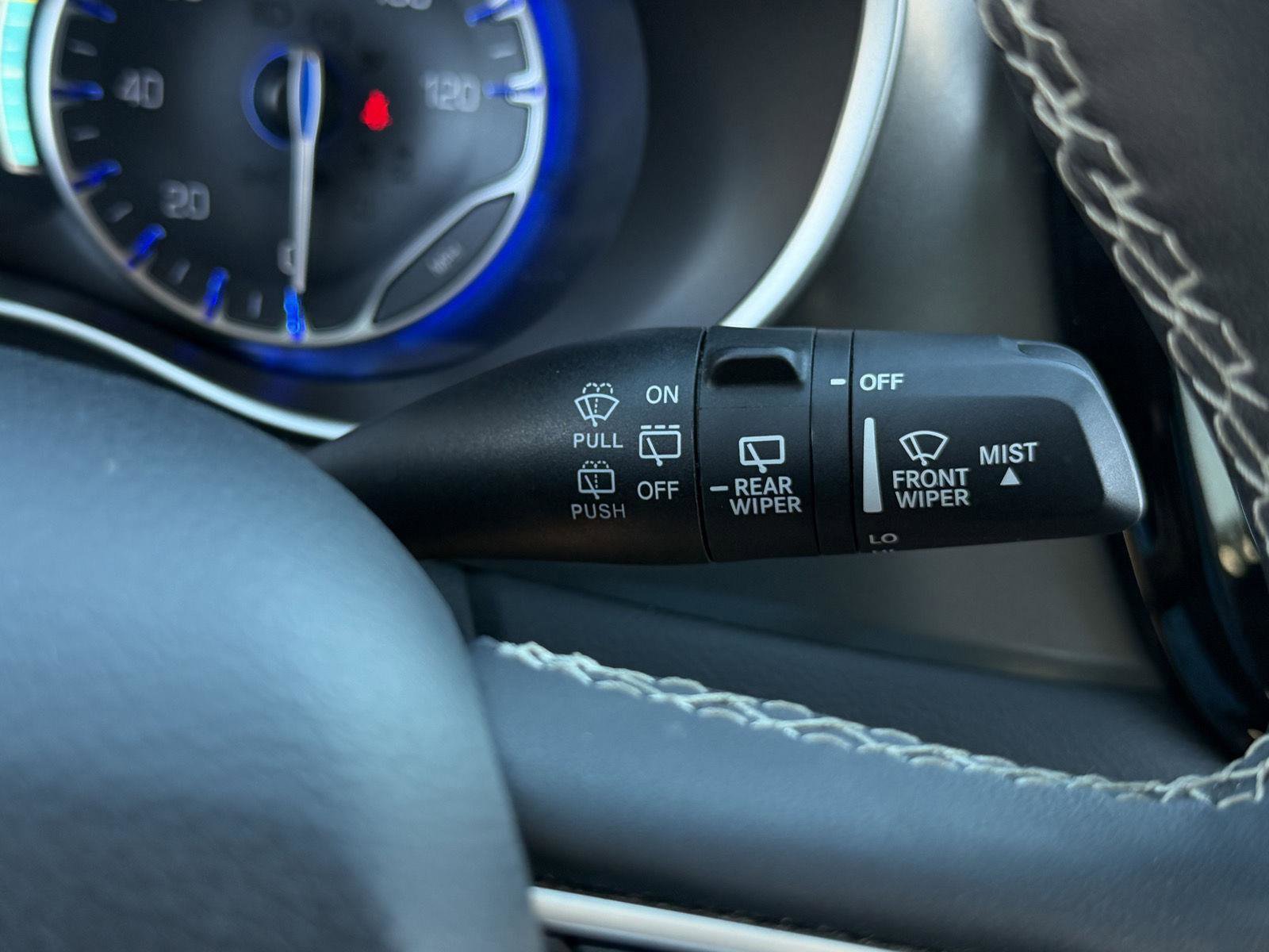 Used 2023 Chrysler Pacifica Touring-L image 15