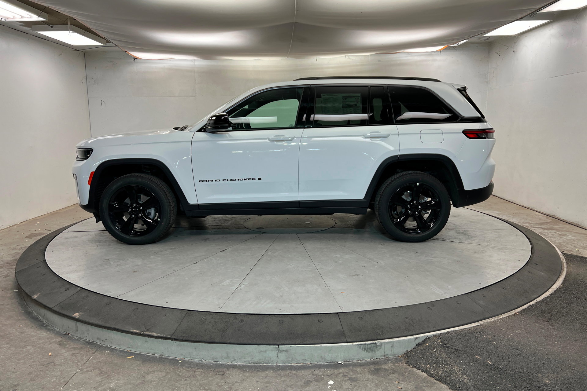 New 2026 Jeep Grand Cherokee Limited w/ Limited Altitude Package AWD/4WD image 2