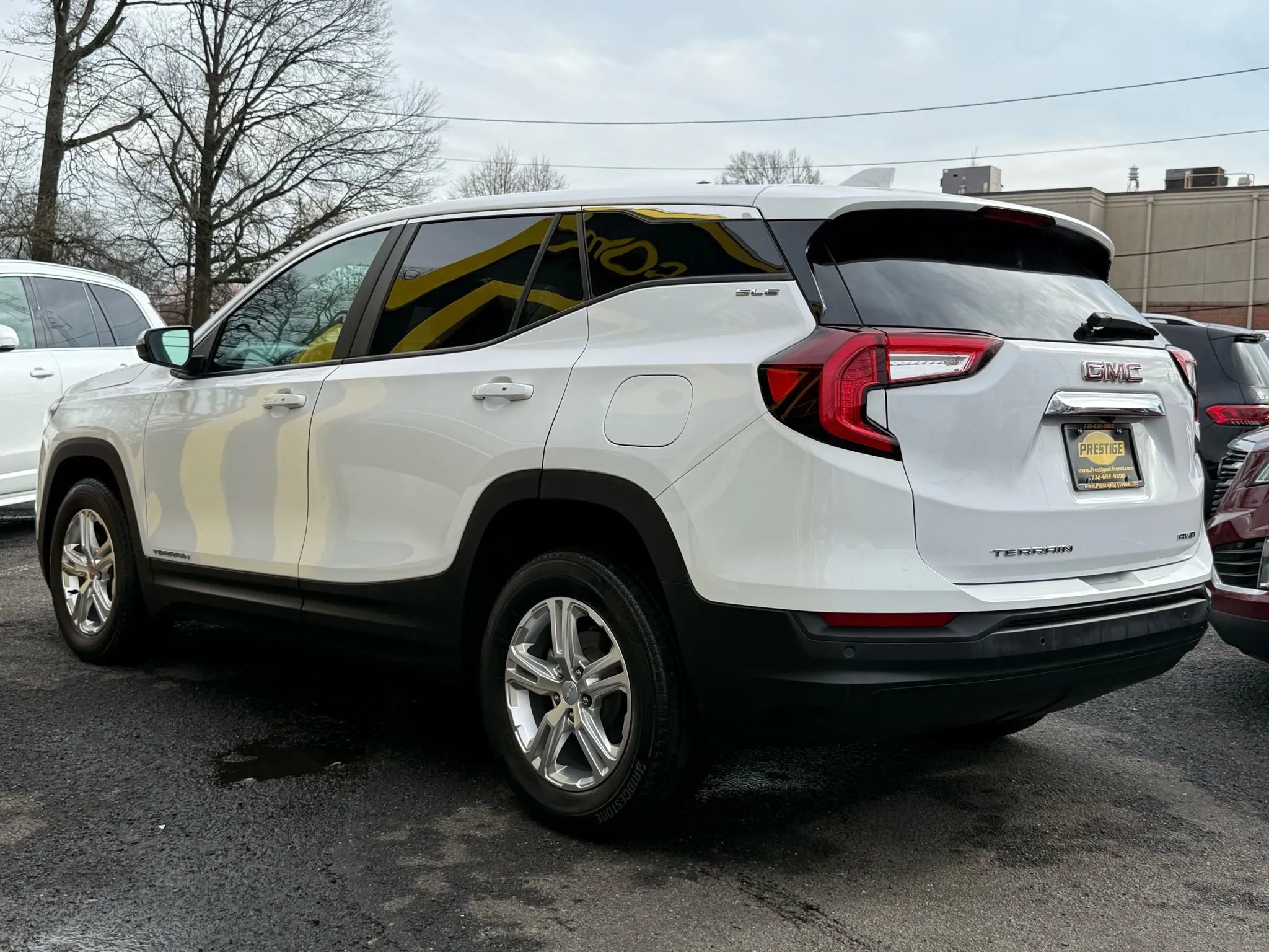 Used 2022 GMC Terrain SLE image 4