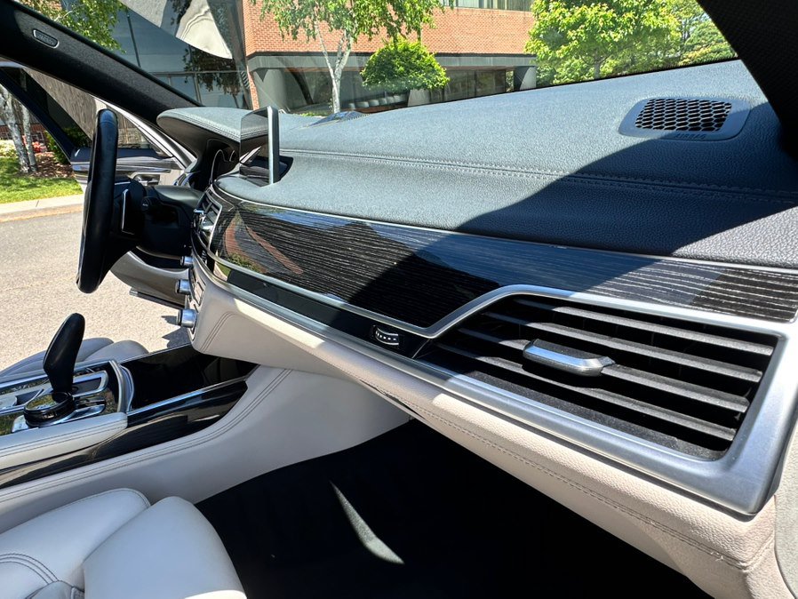 Used 2016 BMW 750i xDrive AWD/4WD image 25