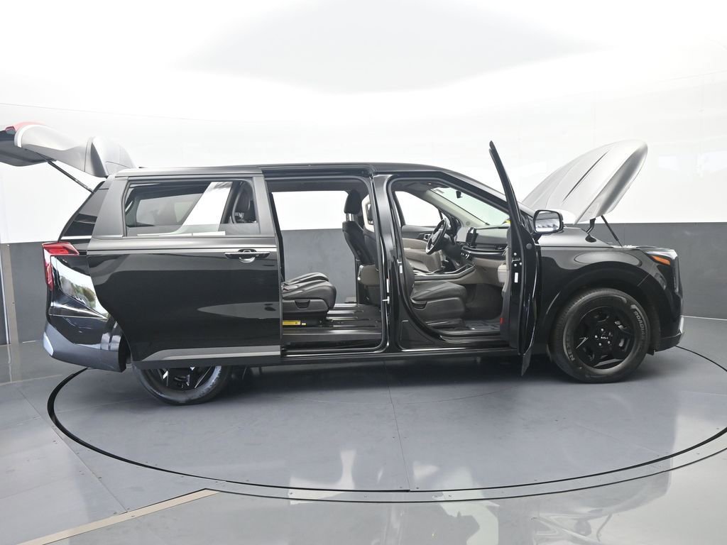 Used 2025 Kia Carnival image 70