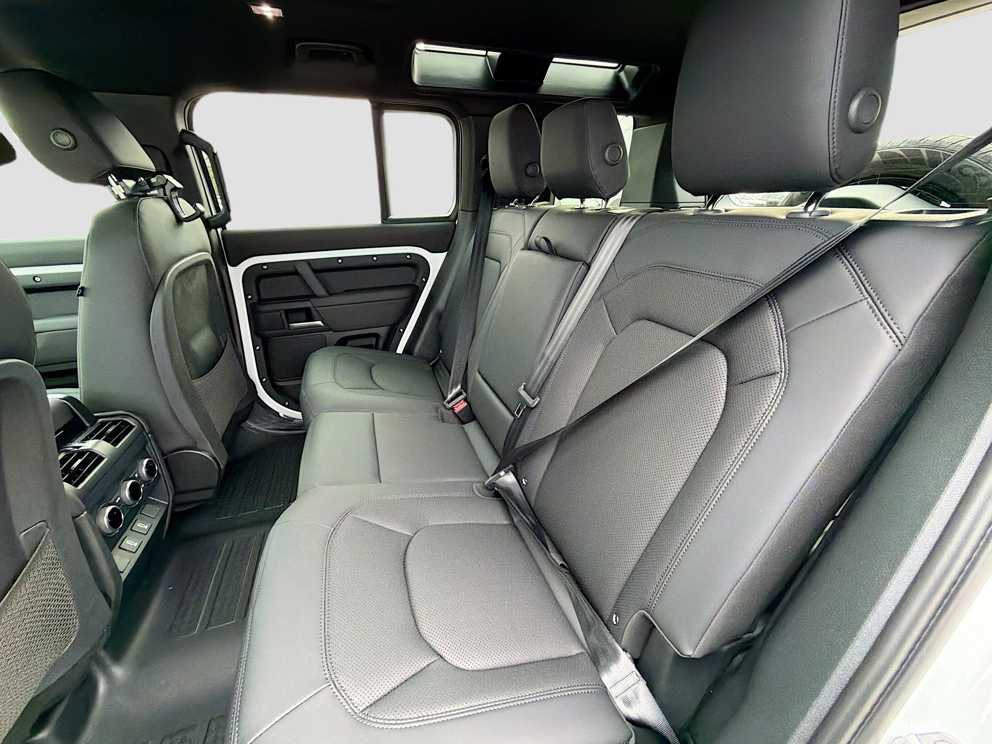 New 2026 Land Rover Defender 110 X-Dynamic SE image 19