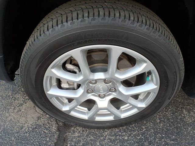 Used 2024 Jeep Compass Latitude w/ Sun and Sound Group AWD/4WD image 13