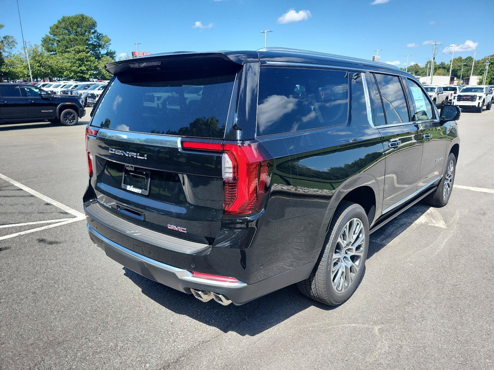 New 2026 GMC Yukon XL Denali w/ Denali Reserve Package AWD/4WD image 3