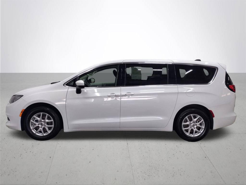 Used 2023 Chrysler Voyager LX image 9