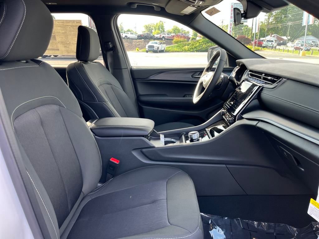 New 2025 Jeep Grand Cherokee L Laredo w/ Luxury Tech Group I image 15