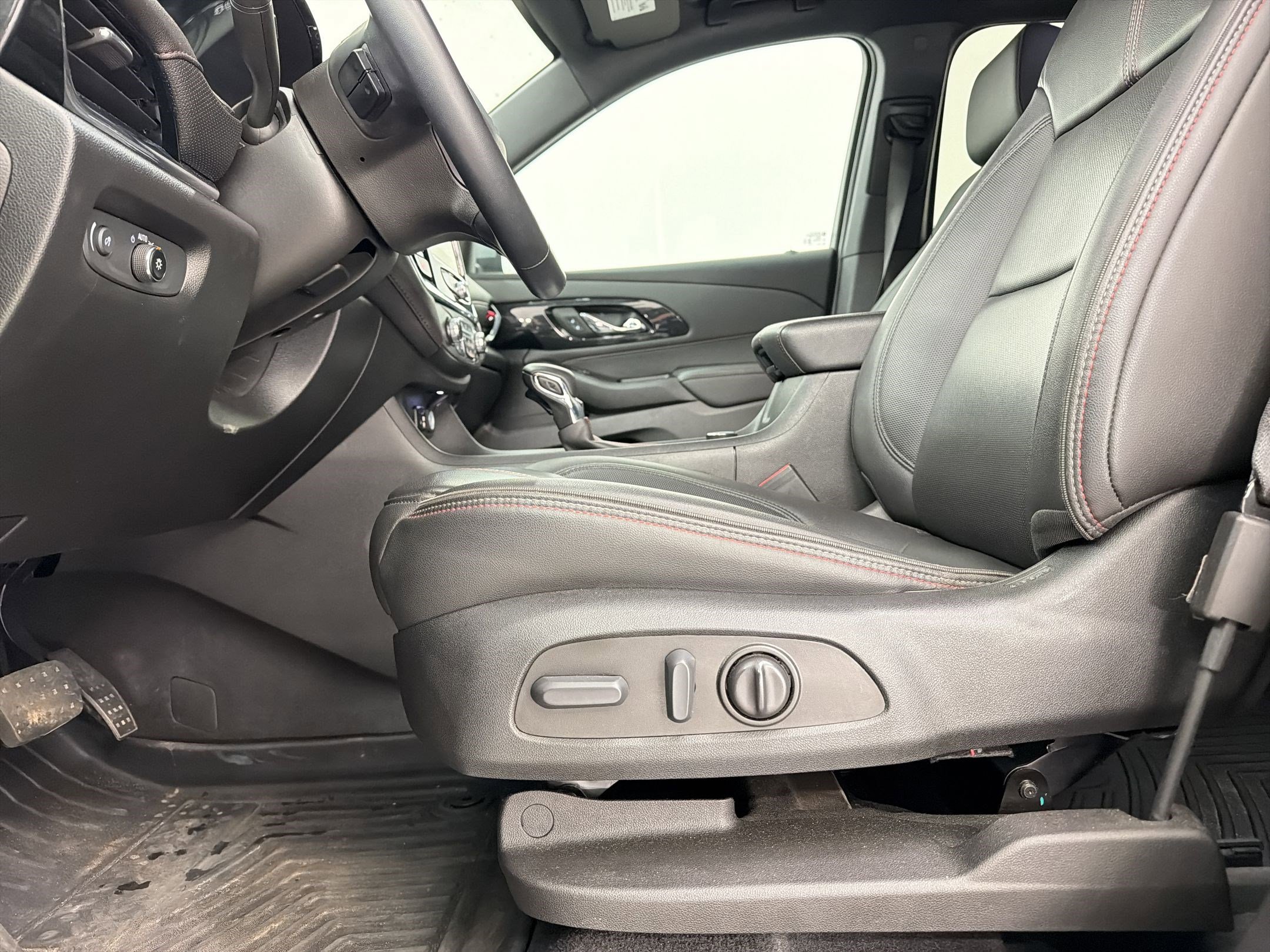 Used 2023 Chevrolet Traverse RS FWD image 5
