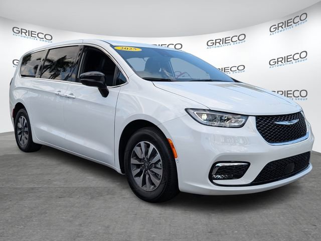Used 2025 Chrysler Pacifica Select FWD image 1