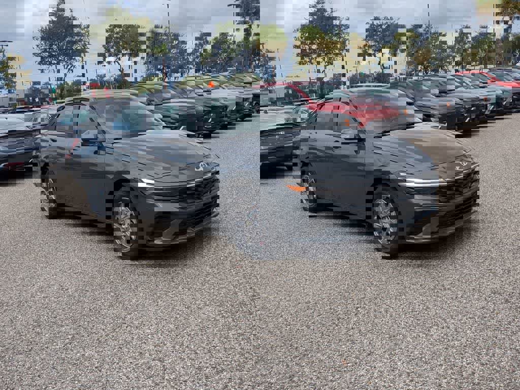 New 2025 Hyundai Elantra SE image 9