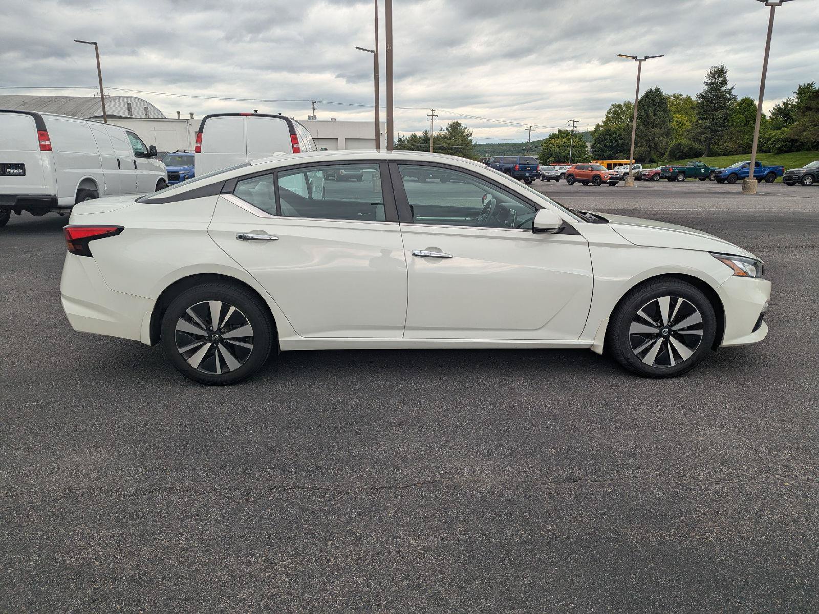Used 2021 Nissan Altima 2.5 SV w/ SV Premium Package AWD/4WD image 9
