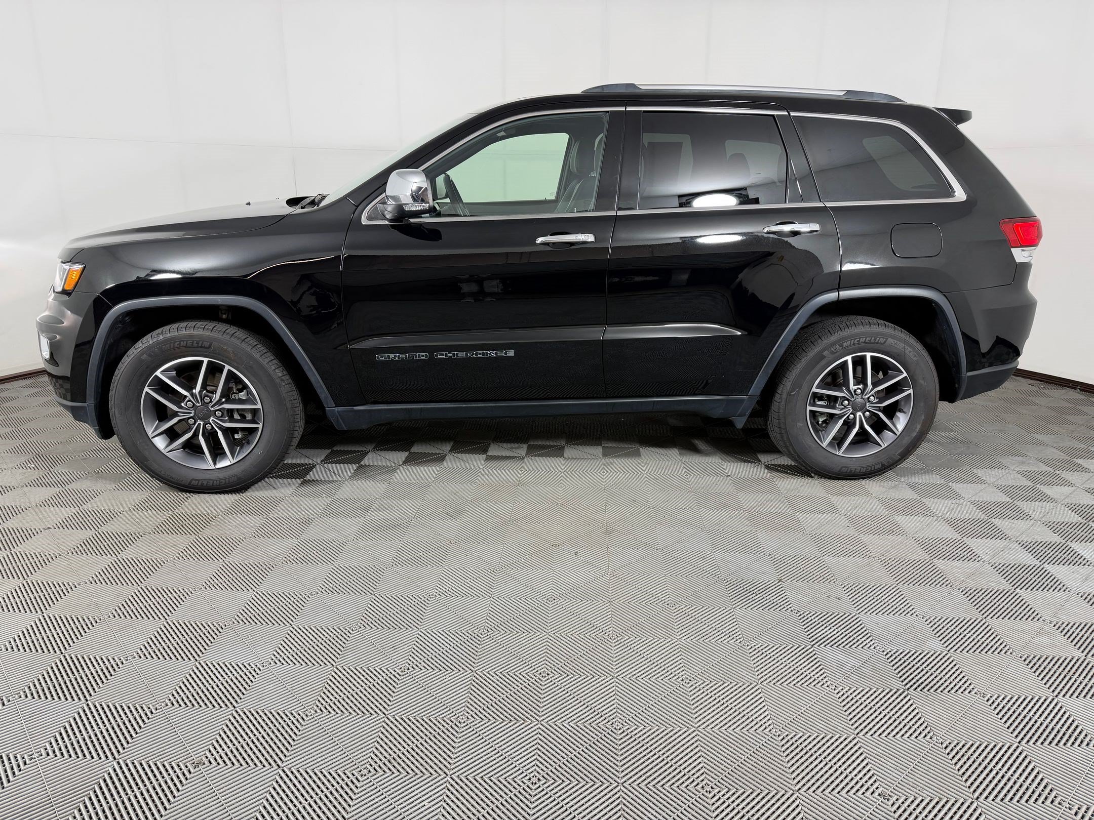 Used 2021 Jeep Grand Cherokee Limited w/ Premium Lighting Group AWD/4WD image 2