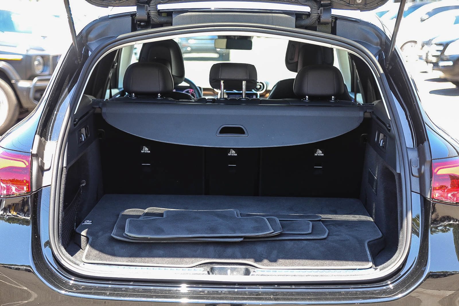 Used 2025 Mercedes-Benz GLC 350e 4MATIC image 23