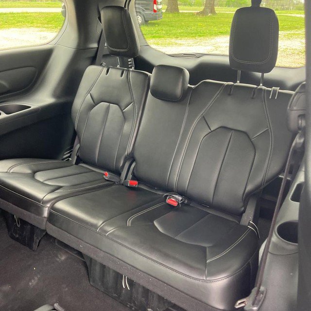 Used 2025 Chrysler Pacifica Select image 16