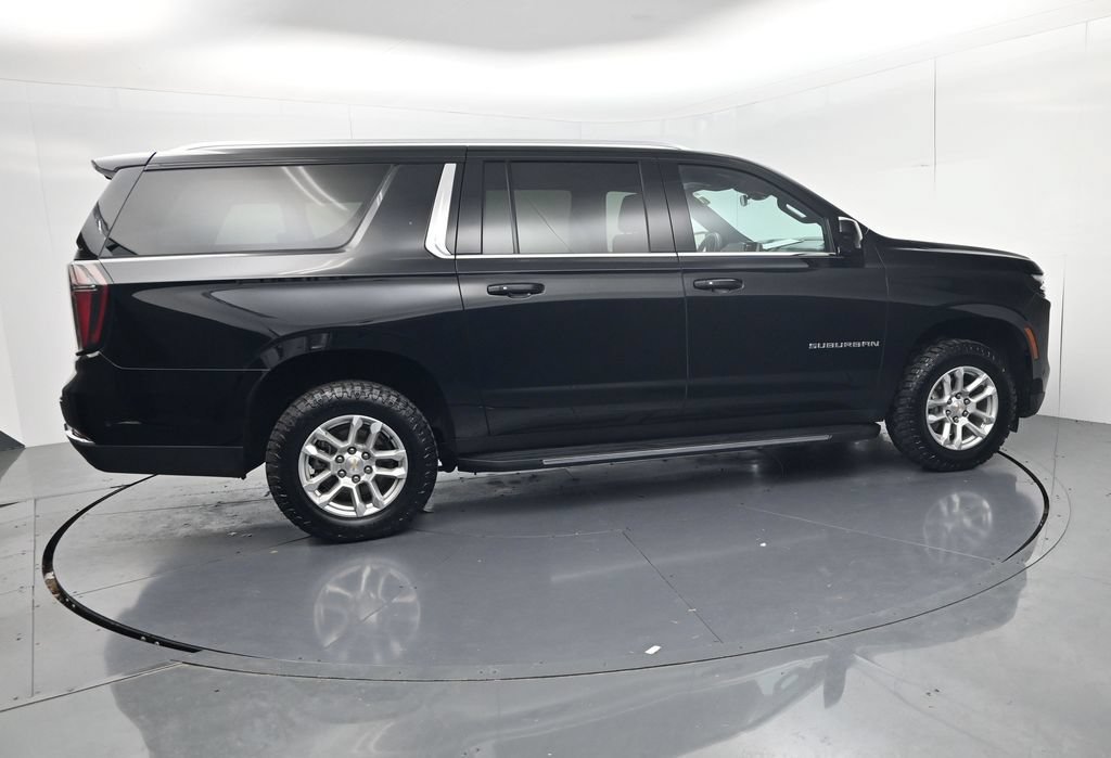 Used 2025 Chevrolet Suburban LT AWD/4WD image 8